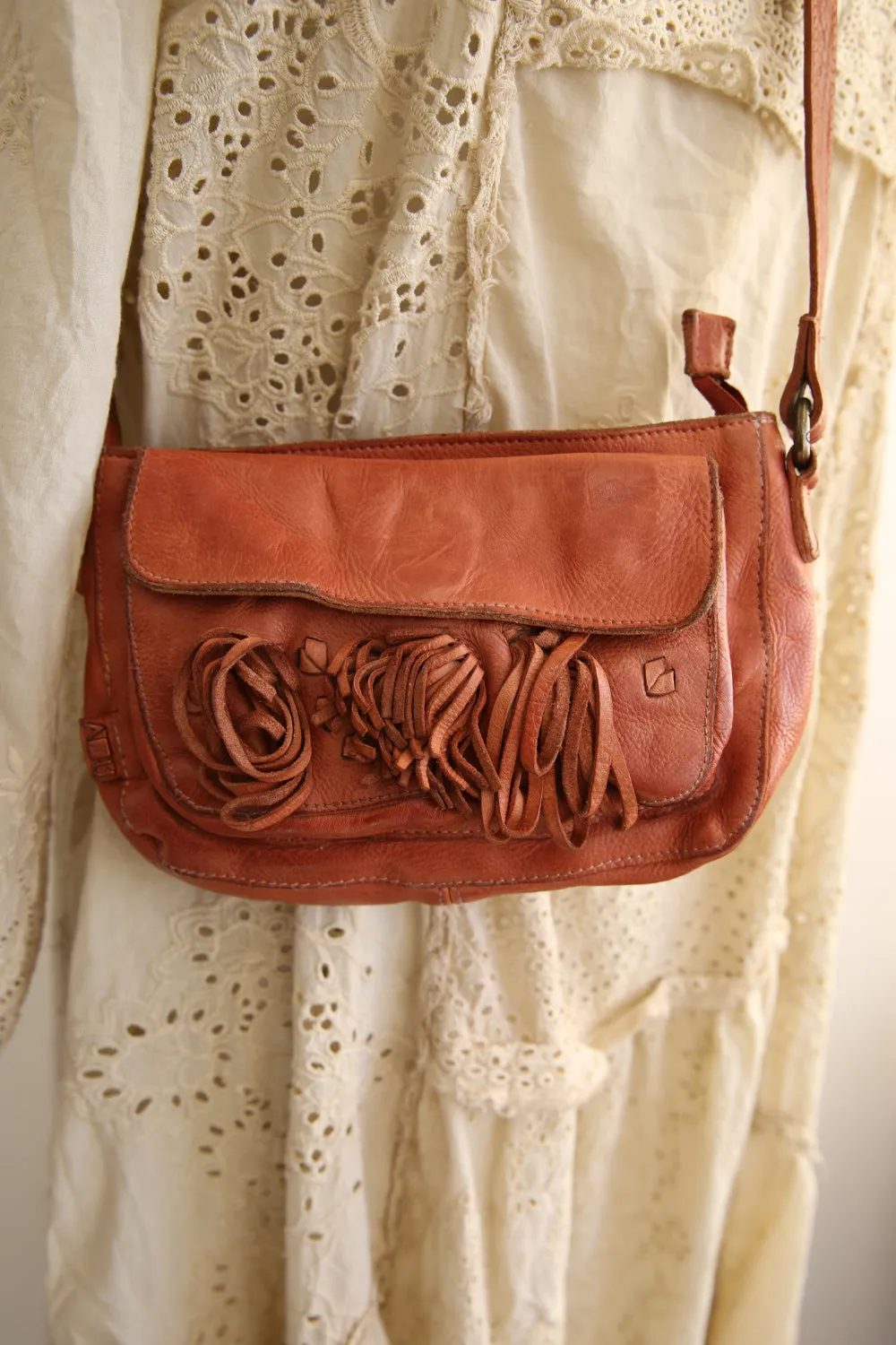 ART N' VINTAGE HOYA POCKET CROSSBODY  LEATHER BAG TAN